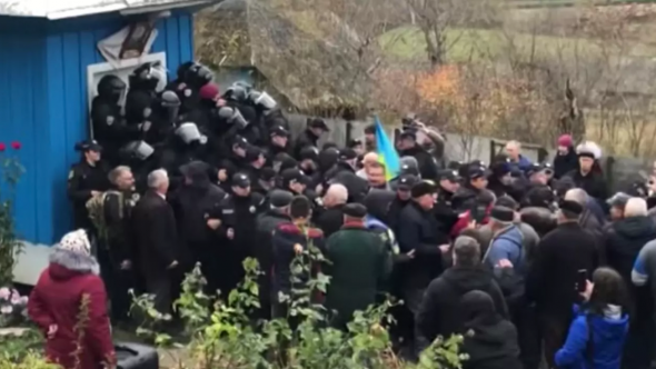 Scene șocante în curtea unei biserici: Enoriașii s-au luat la bătaie